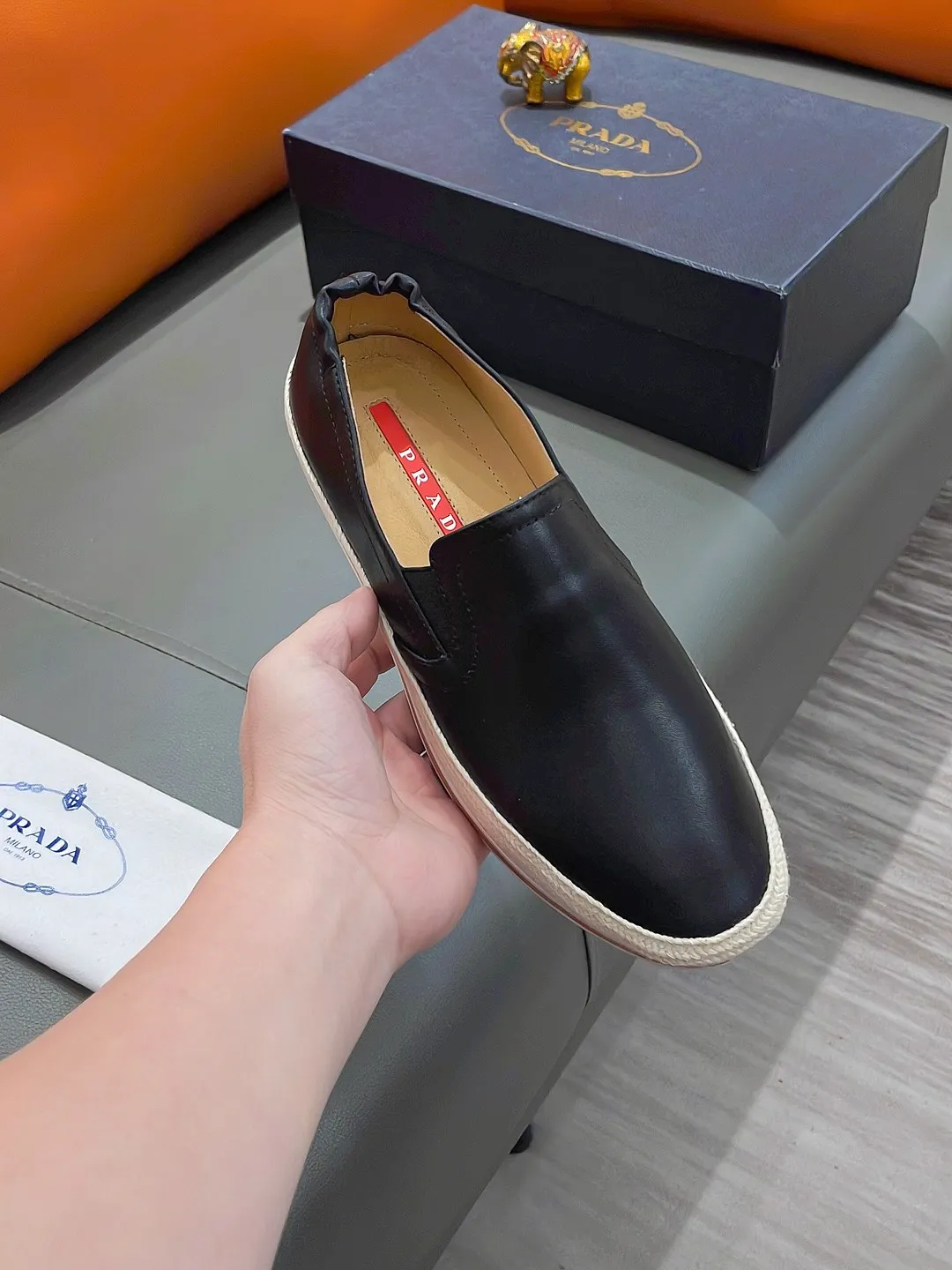Men's shoes PRADA "Prada" P420 Regular size: 38-44 (slip-on shoes) Product materials: Selected cowhide upper, soft sheepskin foot pads, original factory special outsole.